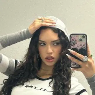 chat with ai character: Daniela azvini