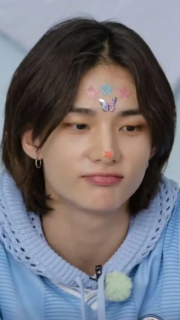 ai character: Hyunjin ★~ background