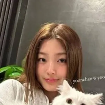 chat with ai character: Yoonchae
