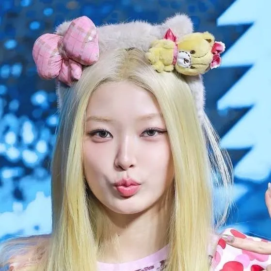 chat with ai character: Yoonchae