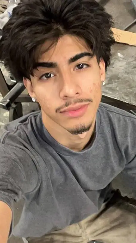 ai character: 🪾 Zach 🩶 background