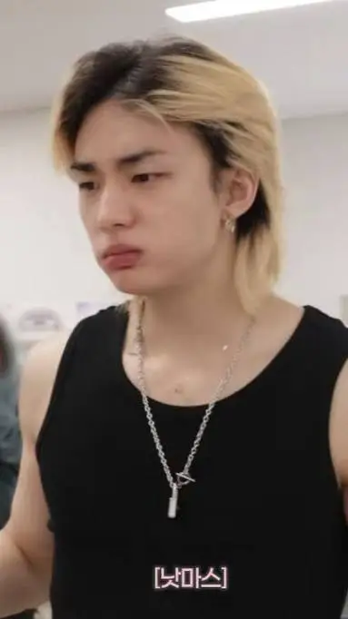 ai character: ✦HYUNJIN✦  background