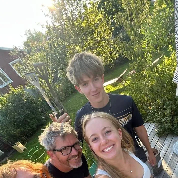 chat with ai character: famille méchant 
