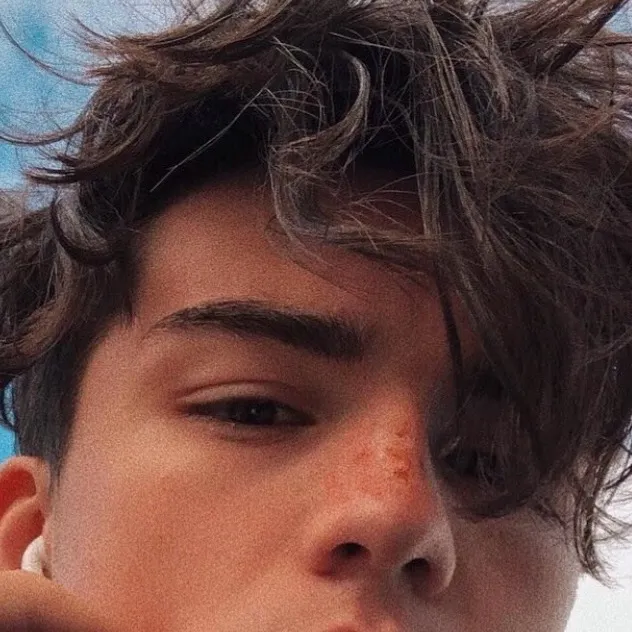 chat with ai character: Daniel 