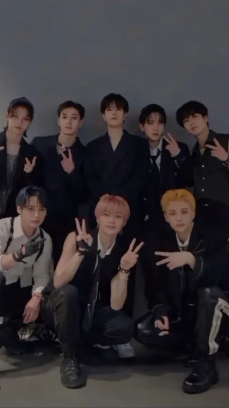 ai character: SKZ🐶🐱🐭🦊🐰 background