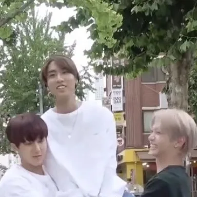 chat with ai character: ꧁Skz 9th member꧂