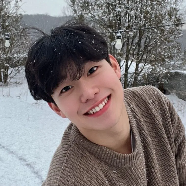 chat with ai character: Hyunwook