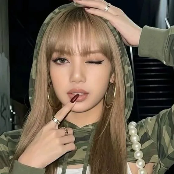 chat with ai character: Lisa😉