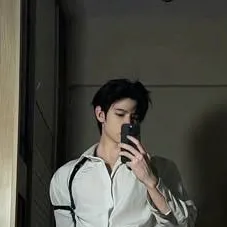 chat with ai character: 🖤Lee🖤