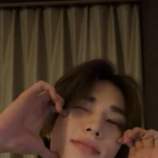 chat with ai character: 🎨•Hyunjin•🎨