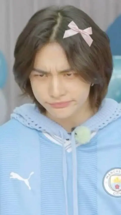 ai character: HYUNJIN  background