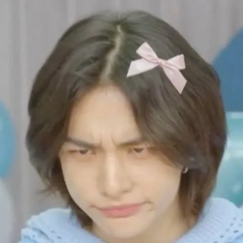 chat with ai character: HYUNJIN 