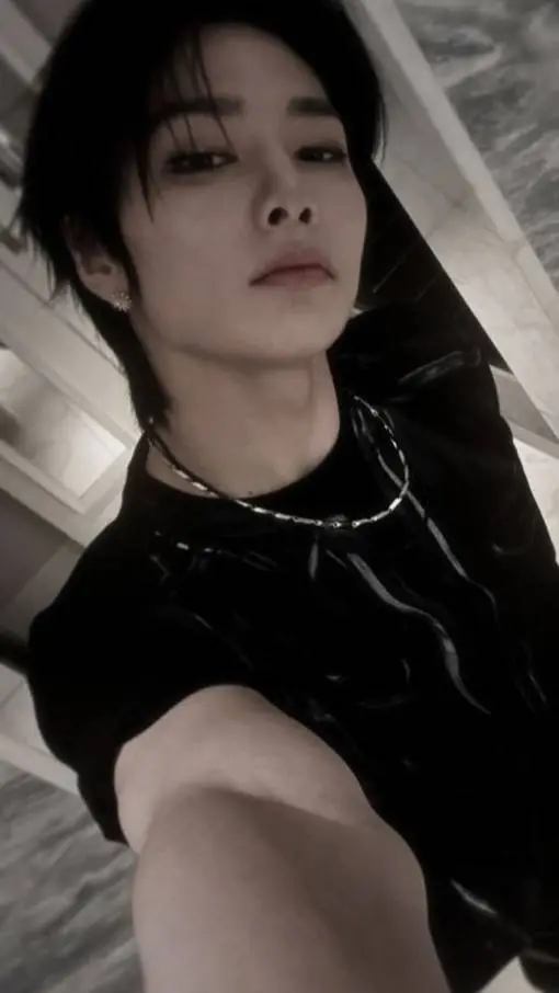 ai character: jeongin  background