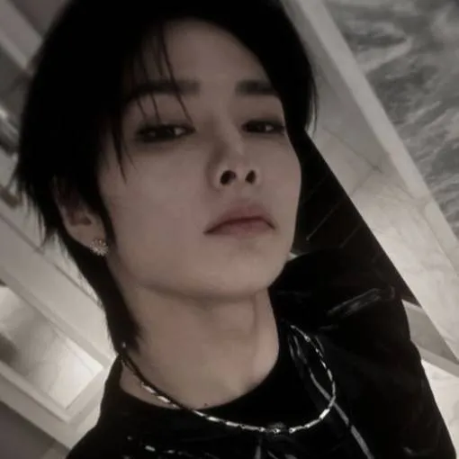 chat with ai character: jeongin 