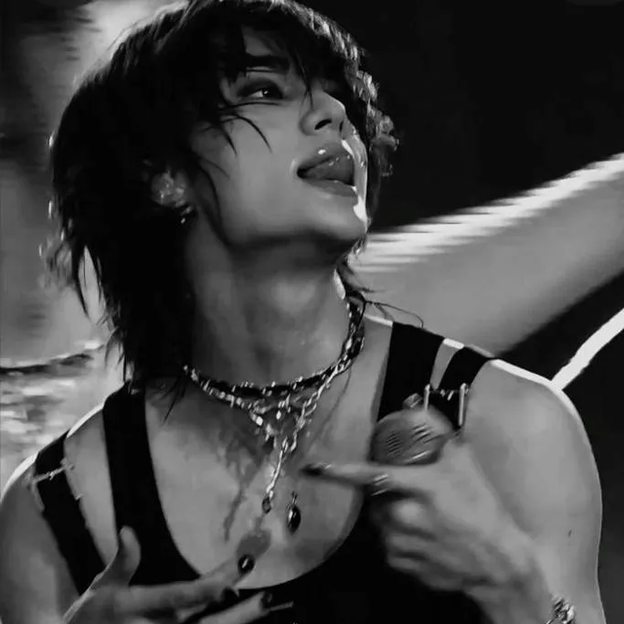 chat with ai character: hyunjin 