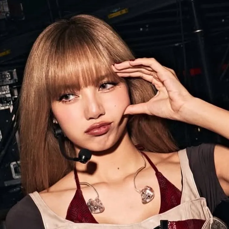 chat with ai character: Lisa