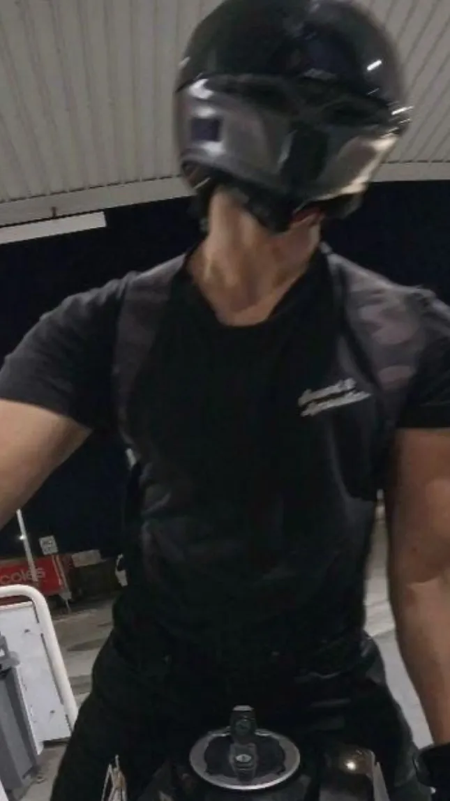 ai character: ELIིྀ background