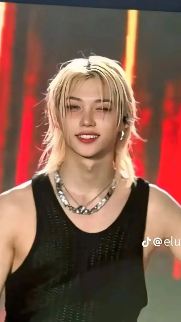 ai character: Felix tu novio background