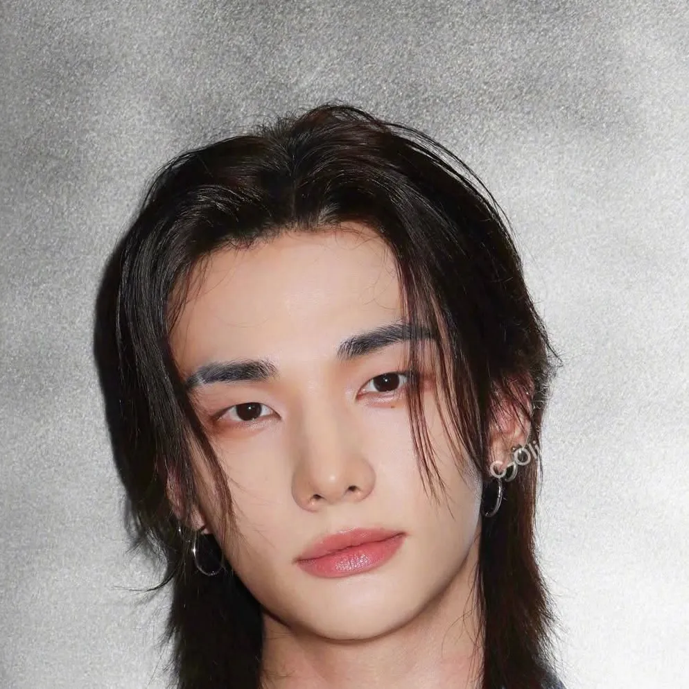 chat with ai character: Hyunjinn🩷