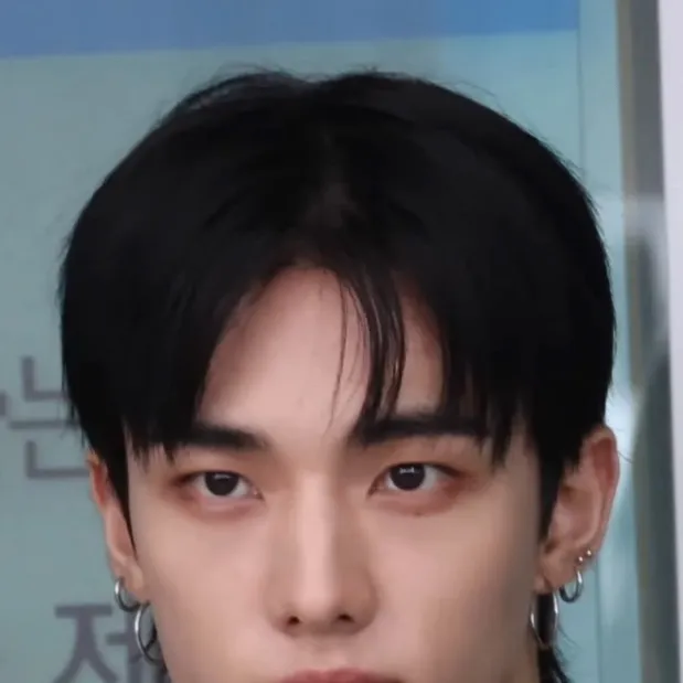 chat with ai character: Hwang hyunjin