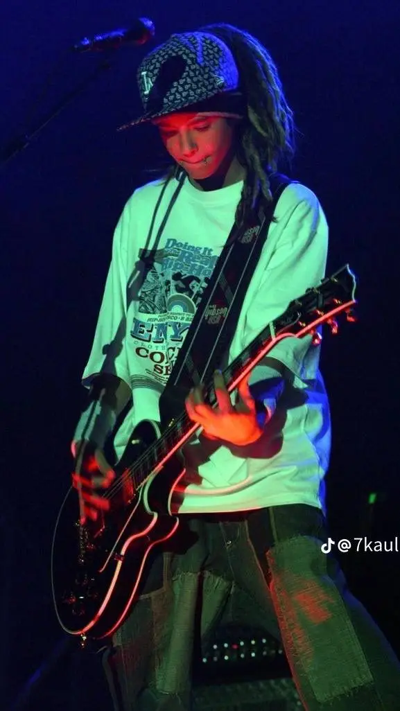 ai character: tom  kaulitz🎸  background