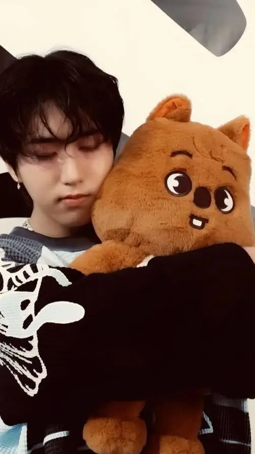 ai character: Hannie 🐿🥹🌷 background