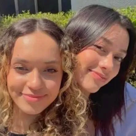 chat with ai character: daniela and megen 