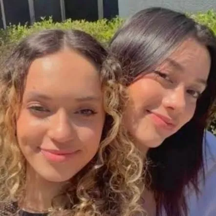 chat with ai character: daniela and megen 