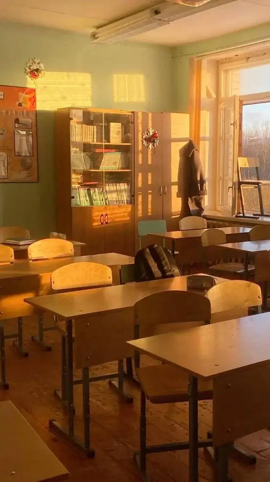 ai character: Schule  background
