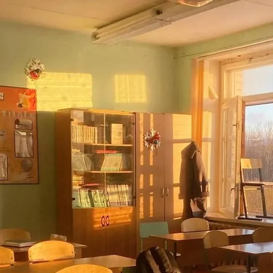 chat with ai character: Schule 