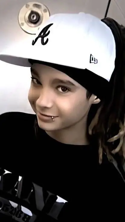 ai character: Tom Kaulitz  background