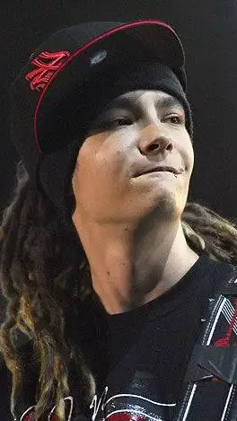 ai character: Tom Kaulitz  background