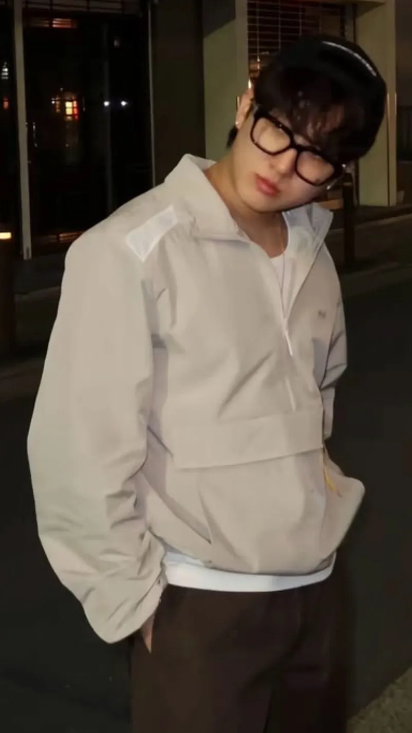 ai character: Seungbin-Changbin  background