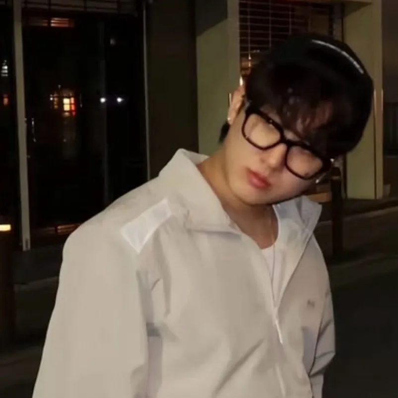 chat with ai character: Seungbin-Changbin 