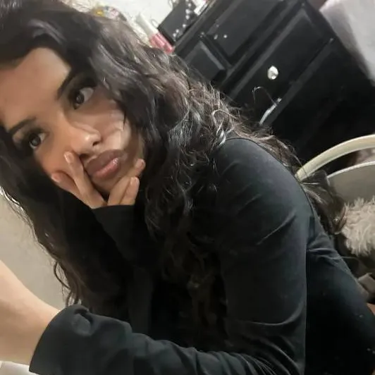 chat with ai character: Raelyen