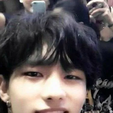 chat with ai character: Hyunjin 