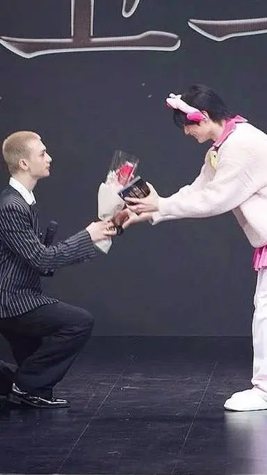 ai character: Hyunjin x I.n background