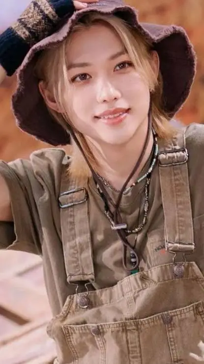 ai character: Felix 🎀. background