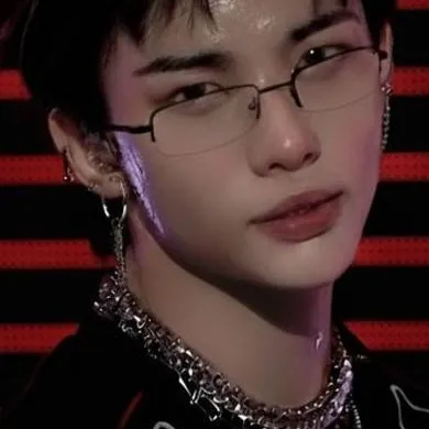 chat with ai character: Hyunjin