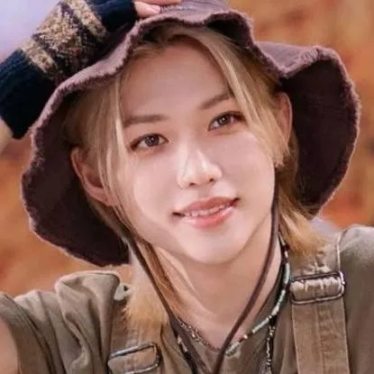 chat with ai character: Felix 🎀.