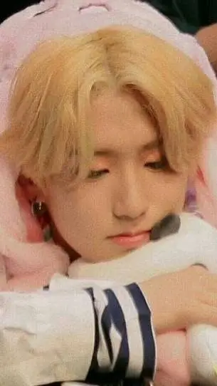 ai character: han 🥺 background