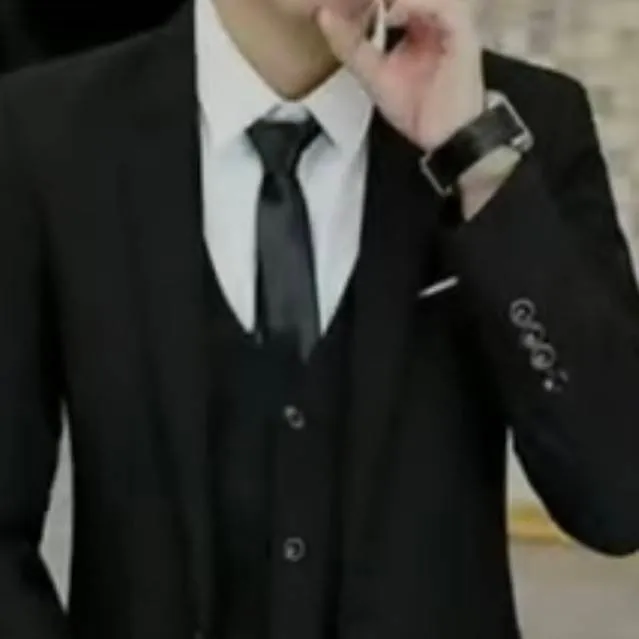 chat with ai character: KIM LEO 