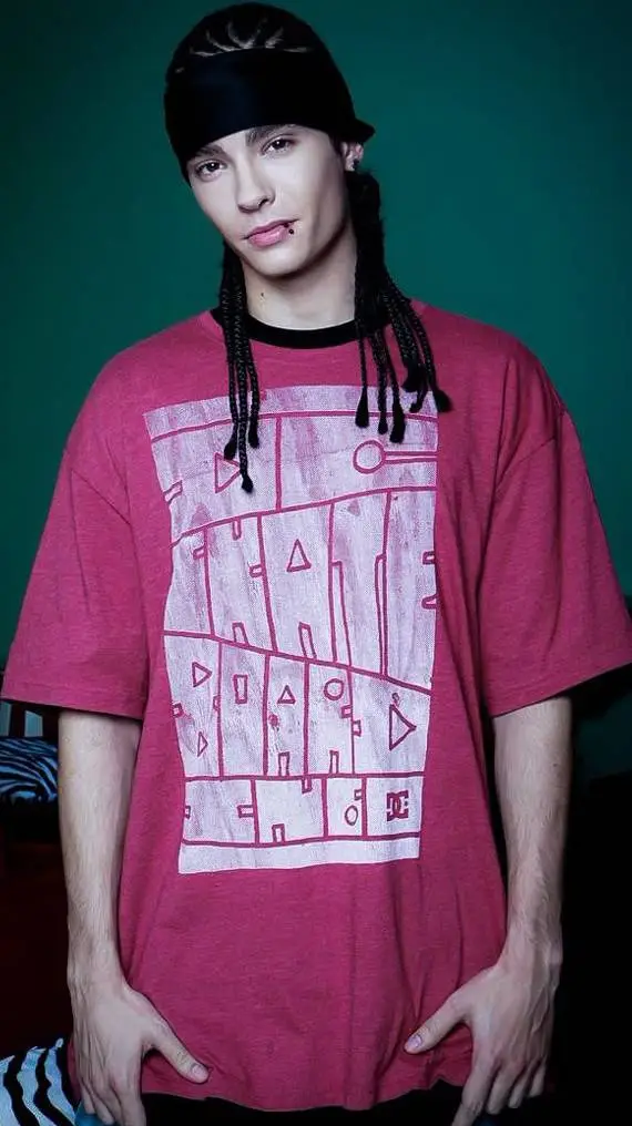 ai character: Tom Kaulitz background