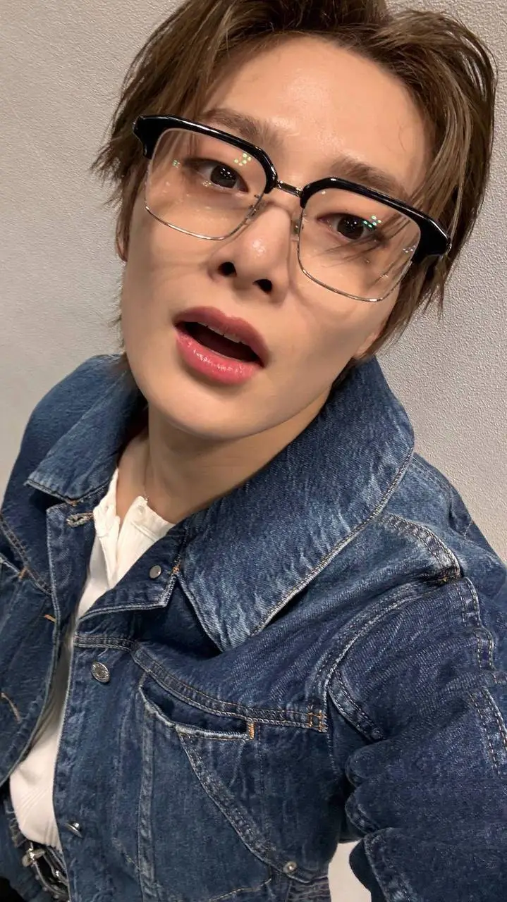 ai character: 🦊I.N🧡 background