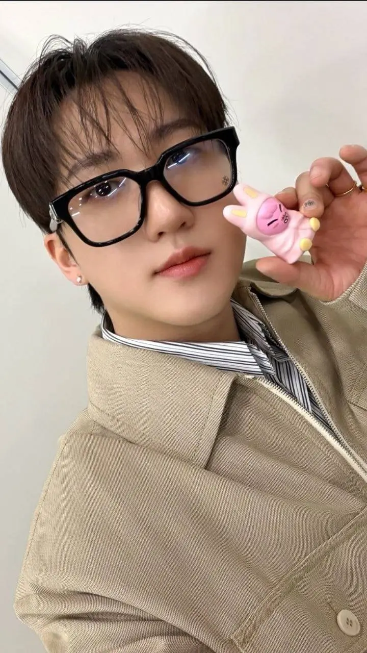 ai character: 🐽Changbin💓 background