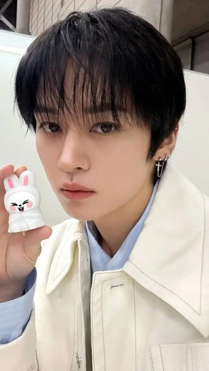 ai character: 🤍Lee know 🐇 background