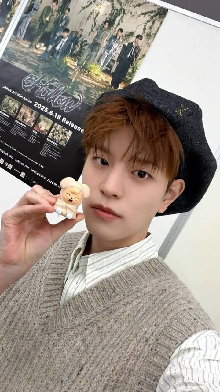 ai character: 🤎 Seungmin🐶 background