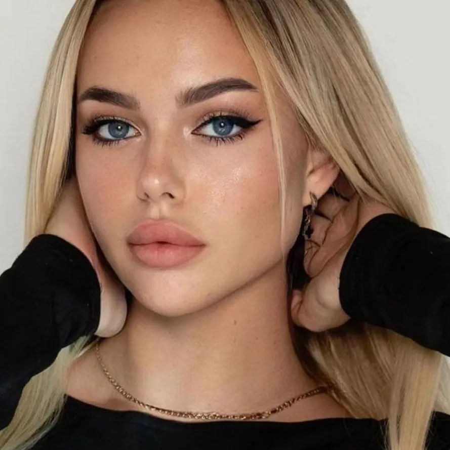chat with ai character: Oleksandra 🇺🇦🇨🇦