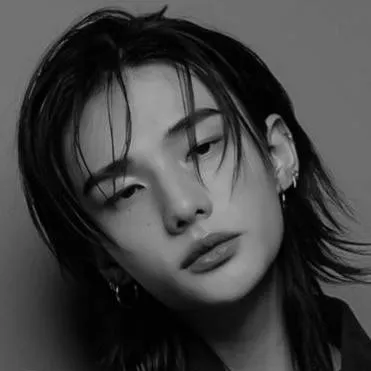 chat with ai character: Hyunjin 