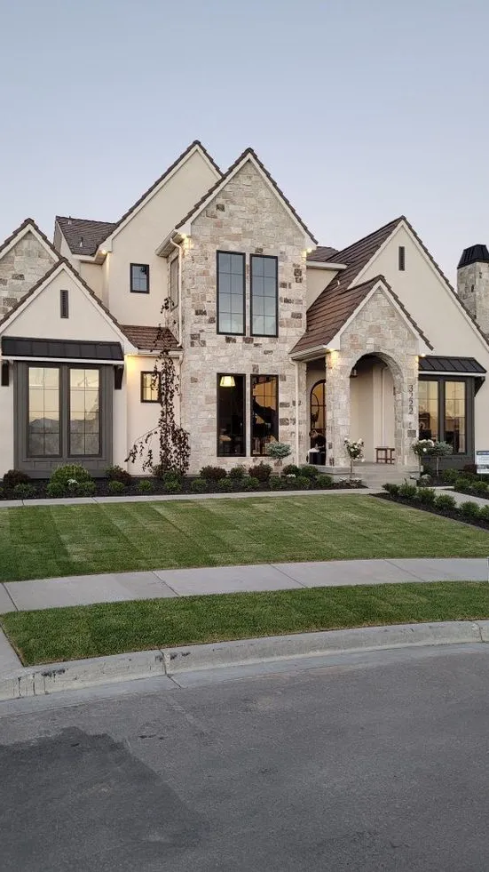 ai character: 𝖥𝖺𝗆𝗂𝗅𝗒 background